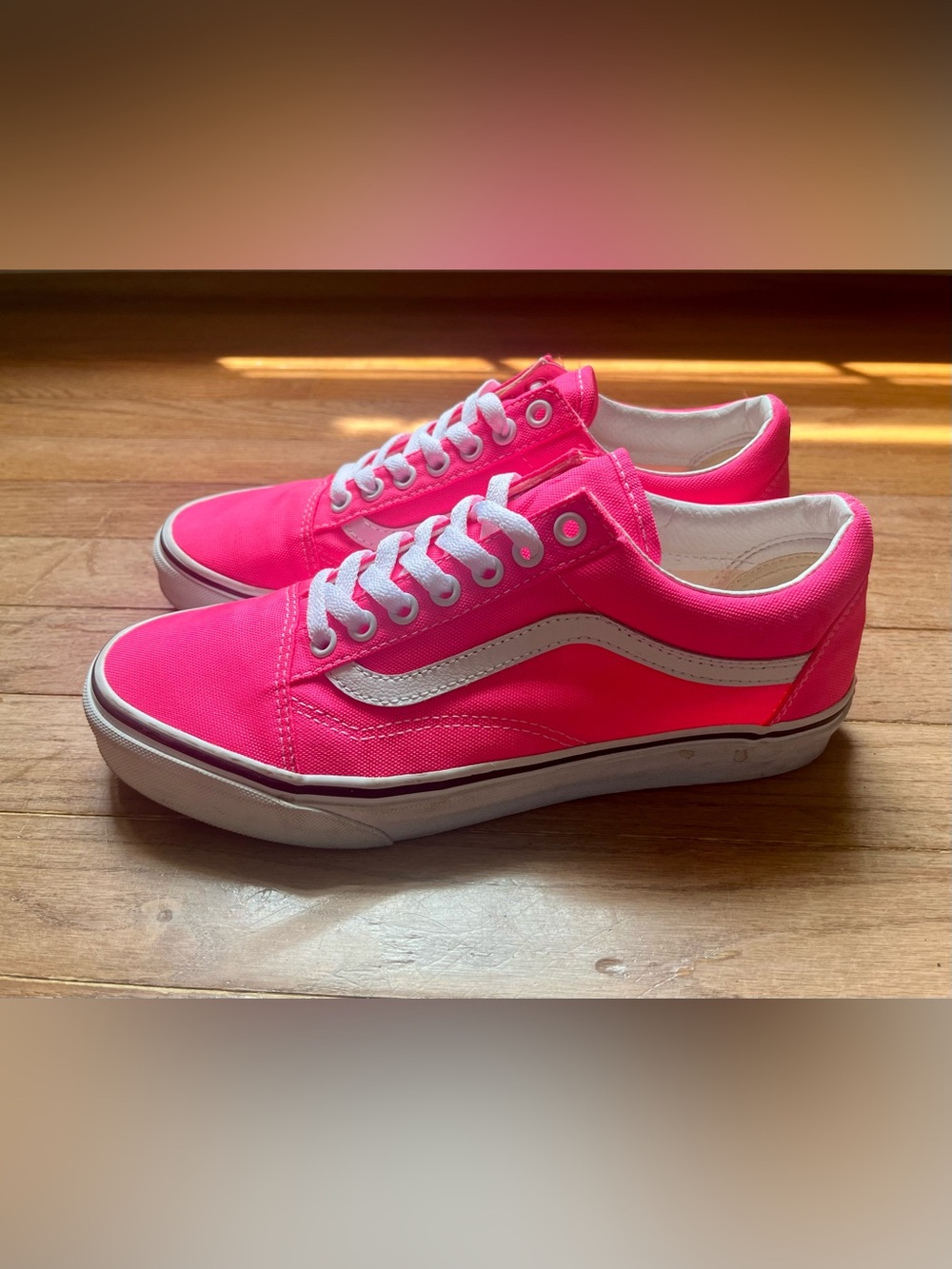Vans Old Skool in (Neon) Pink and White